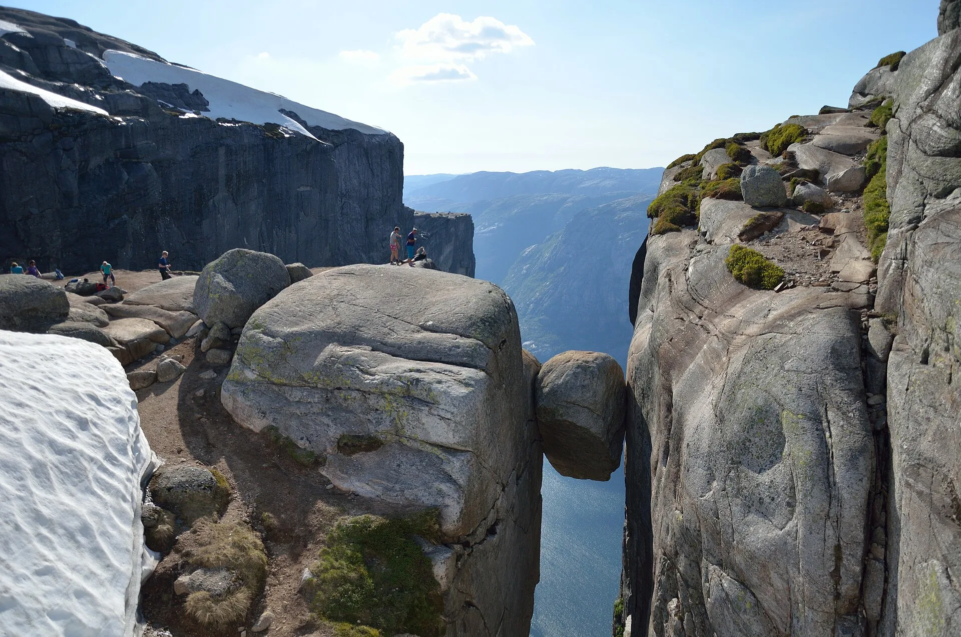 Le rocher Kjeragbolten coincé dans une faille au-dessus du Lysefjord