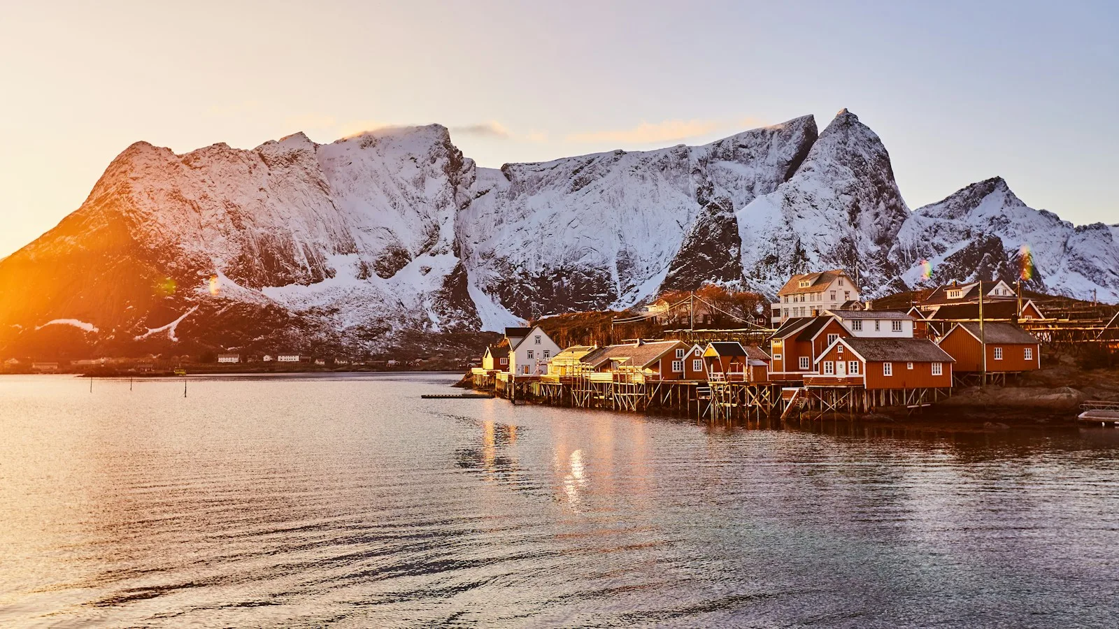 Famille de quatre personnes devant un appartement avec vue sur un fjord norvégien