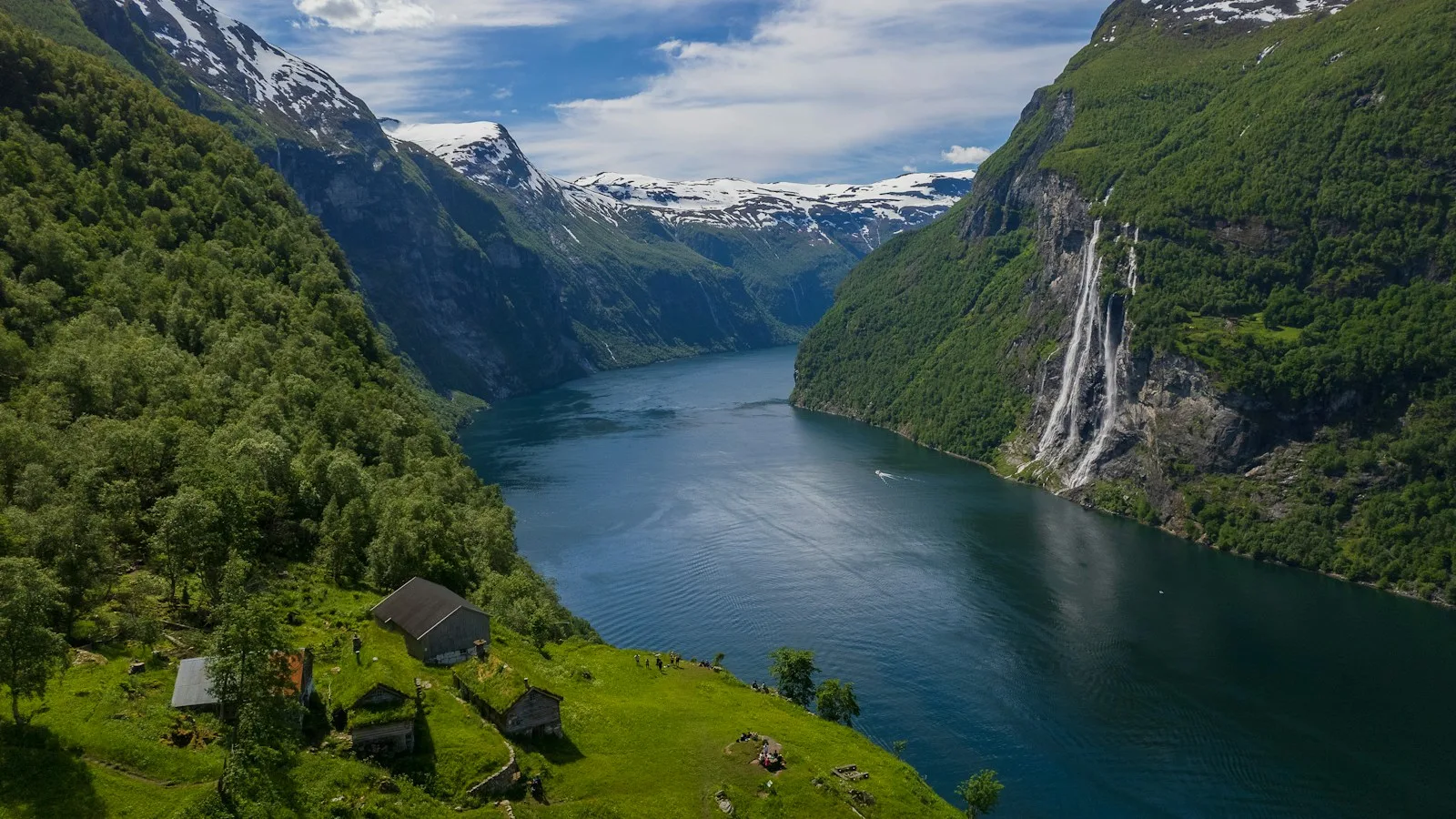 Vue sur un fjord norvégien encadré de montagnes abruptes et de cascades